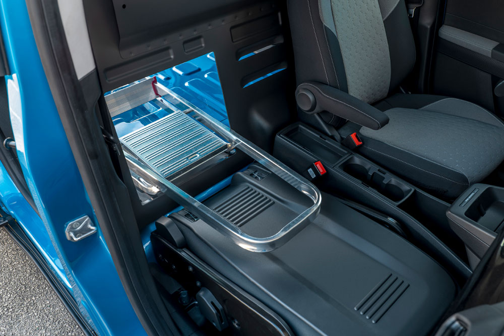 Ford E-Transit Courier – Durchlade-Trennwand