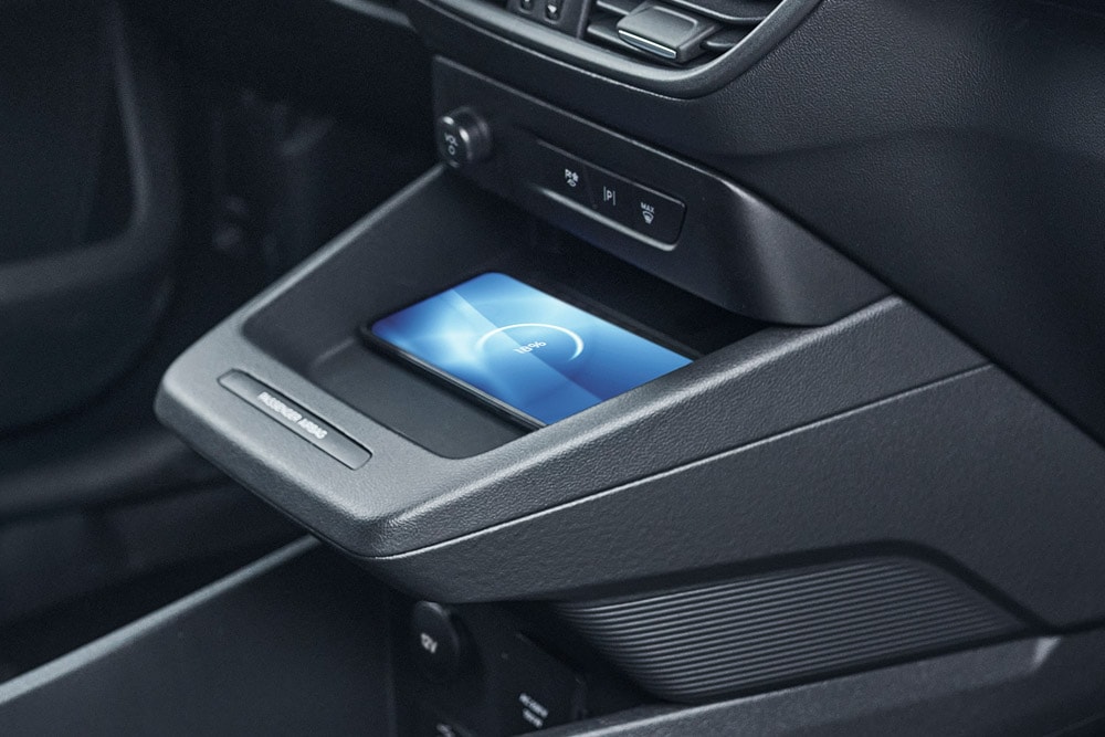 Ford E-Transit Courier – kabellose Ladestation für mobile Geräte