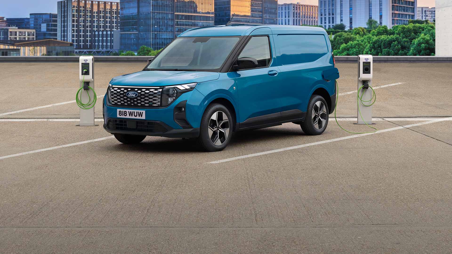 Der völlig neue E-Transit Courier wird aufgeladen.