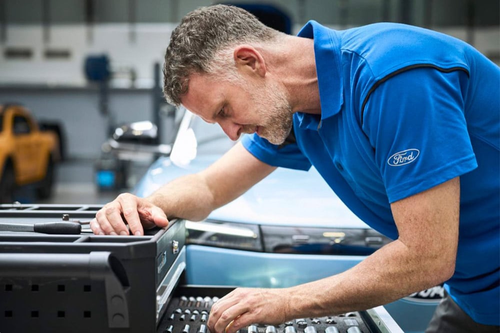 Nahaufnahme eines von Ford autorisierten Technikers bei der Arbeit in einer Werkstatt.