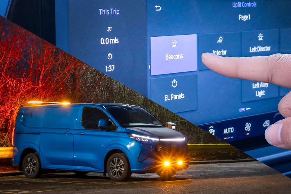 Ein blauer Ford Transit Custom Transporter bei Nacht mit gelben Rundumleuchten und einem digitalen Bildschirm, der Umbau-Steuerungen anzeigt.