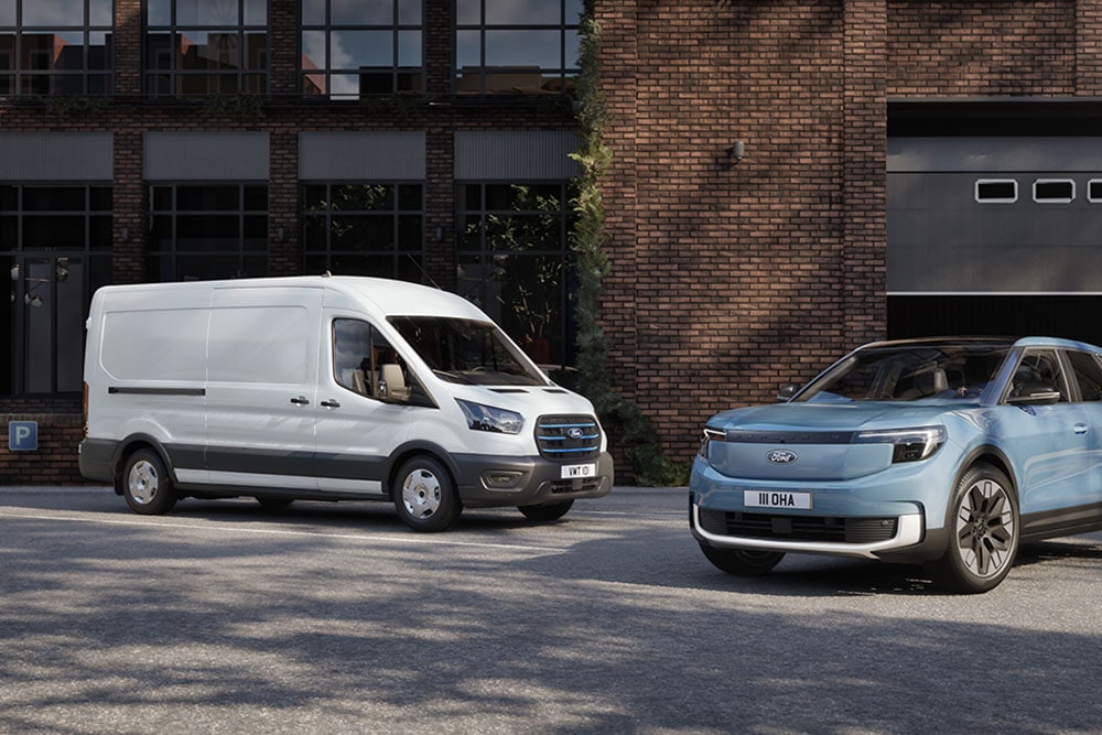 Zwei Ford Flottenfahrzeuge: ein weisser Transporter und ein hellblauer Ford Explorer.