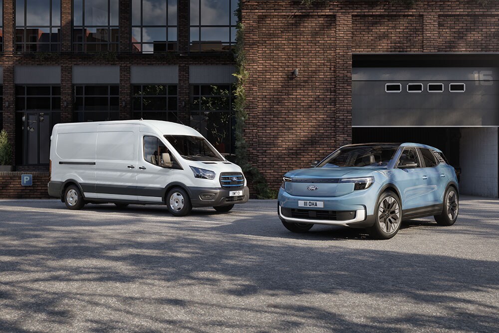 Zwei Ford Flottenfahrzeuge: ein weisser Transporter und ein hellblauer Ford Explorer.