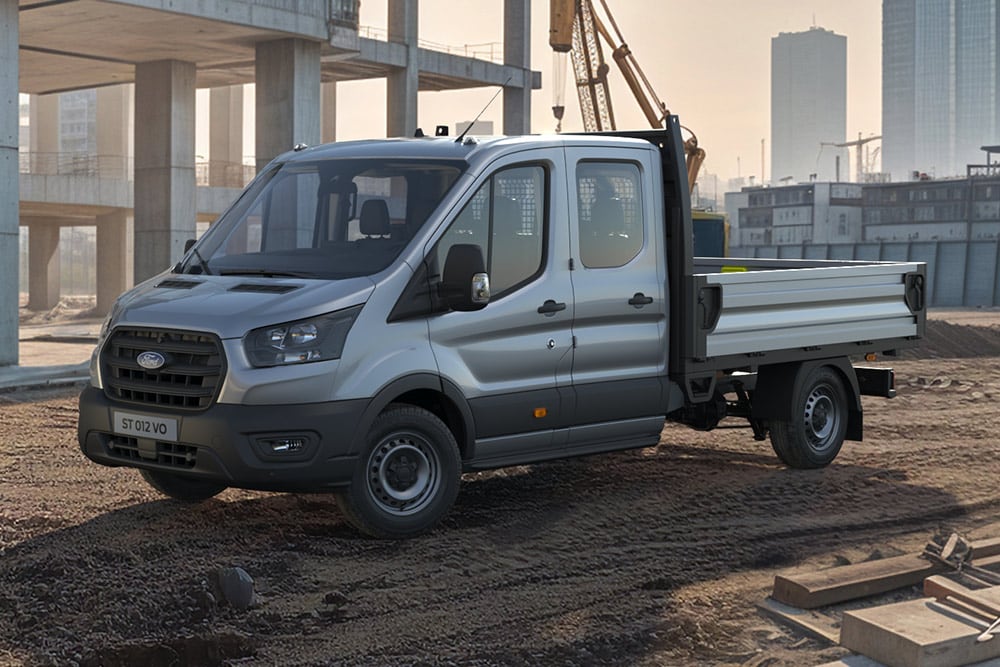 Ein weißes Ford E-Transit Skelett-Chassis parkt auf einer Baustelle.