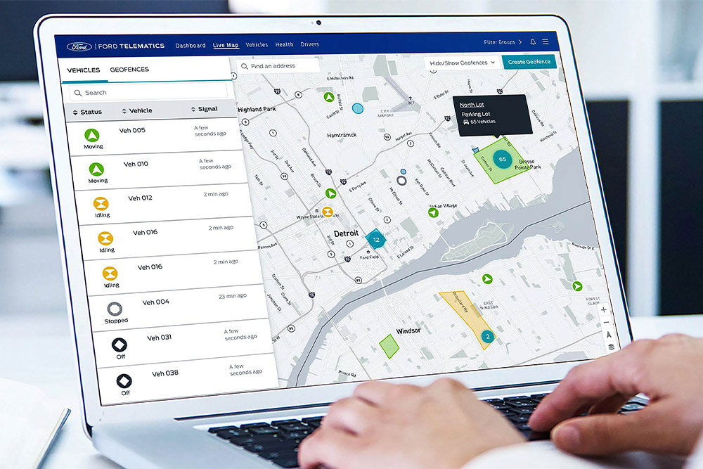 Ford Pro Telematik-Dashboard wird auf einem Laptop-Bildschirm angezeigt.