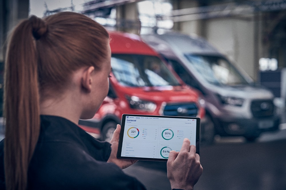 Nahaufnahme einer Person, die ein Tablet verwendet, um Daten zu Ford Telematics Essentials zu überprüfen.