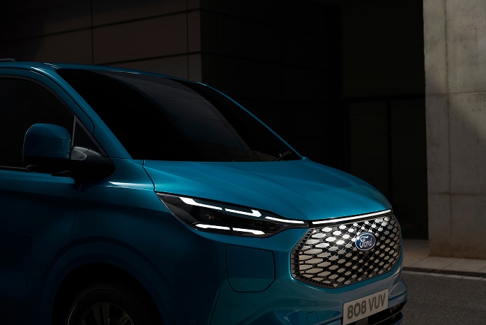 Nahaufnahme eines blauen Ford E-Transit Custom.