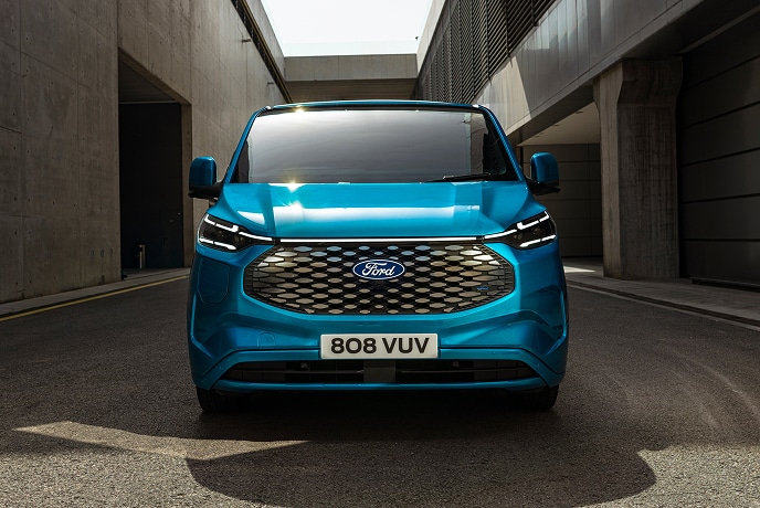 Frontansicht eines blauen Ford E-Transit Custom.