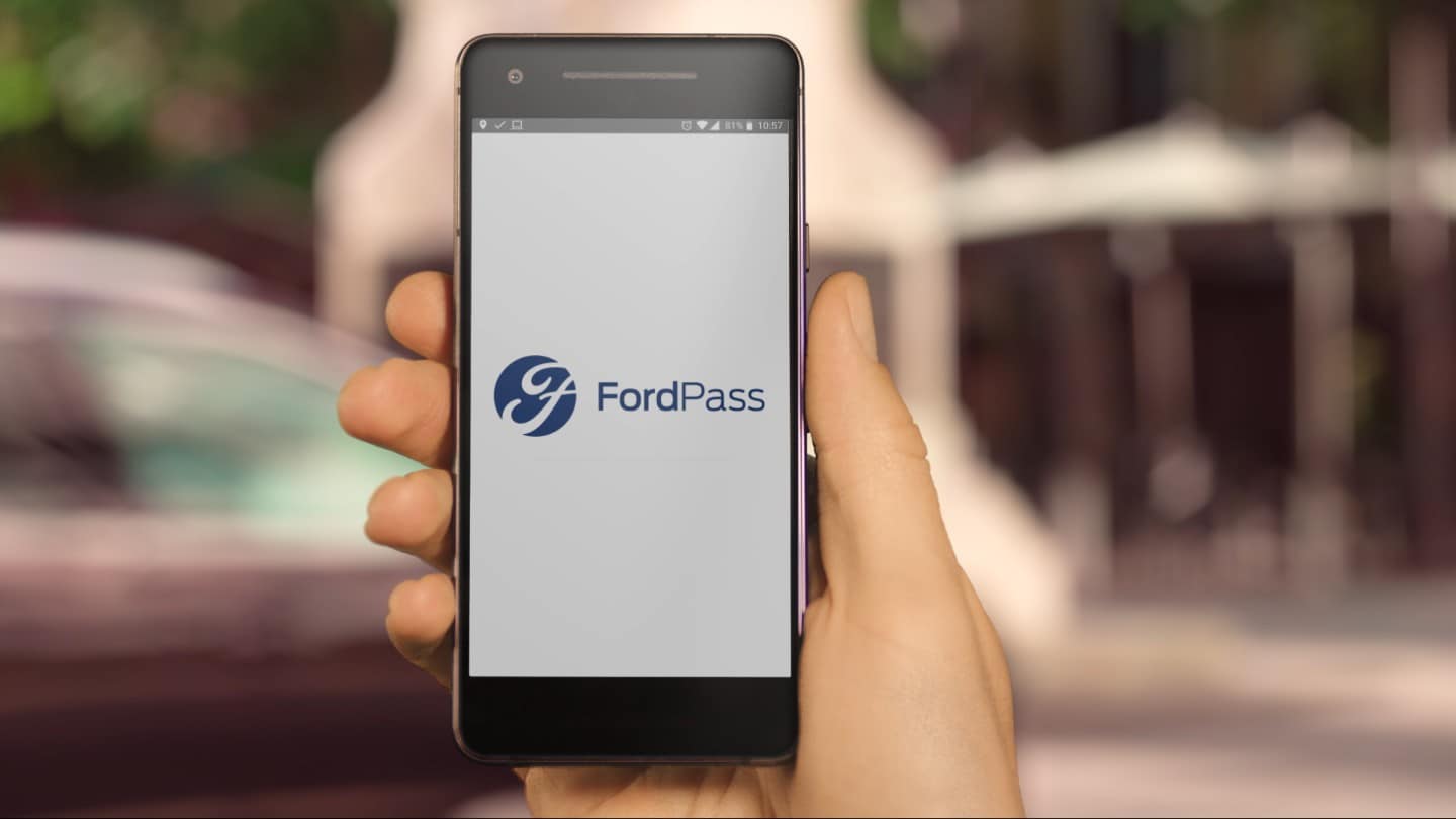 Hand hält Smartphone mit FordPass App